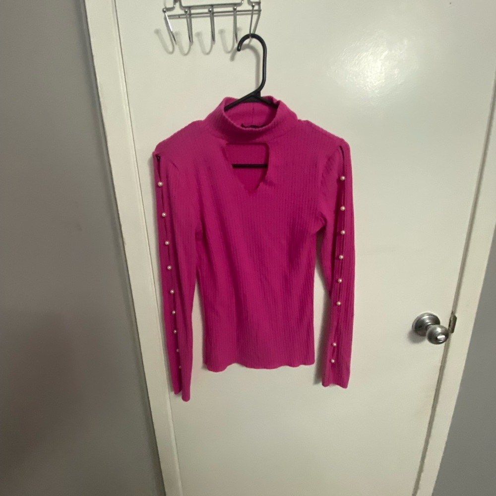 Pink knitwear pearl on arms